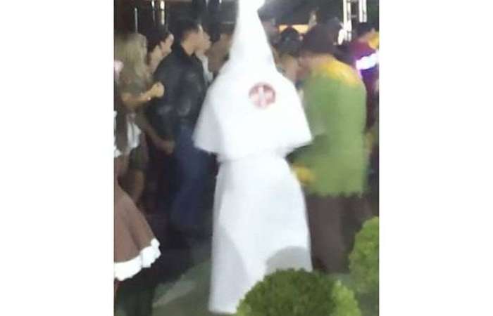 Além da roupa característica, a fantasia incluía o brasão do grupo racista norte-americano. (Foto:Reprodução/Twitter) Além da roupa característica, a fantasia incluía o brasão do grupo racista norte-americano. (Foto:Reprodução/Twitter)