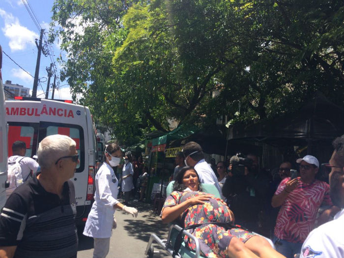 Pacientes foram retirados da unidade de saúde às pressas. Foto: Jailson da Paz/DP.