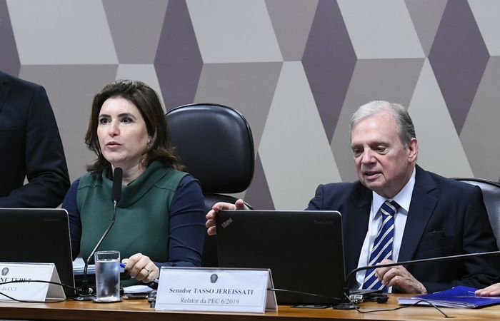 O relatrio aprovado  do senador Tasso Jereissati. (Foto: Geraldo Magela/Agncia Senado
)