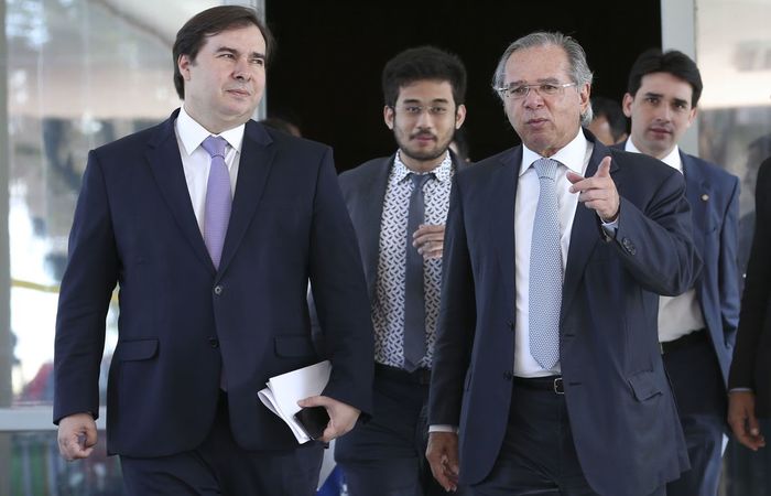 No plano principal, o Presidente da Cmara, Rodrigo Maia, ao lado do ministro Paulo Guedes.  (Foto: Jos Cruz/Agncia Brasil )