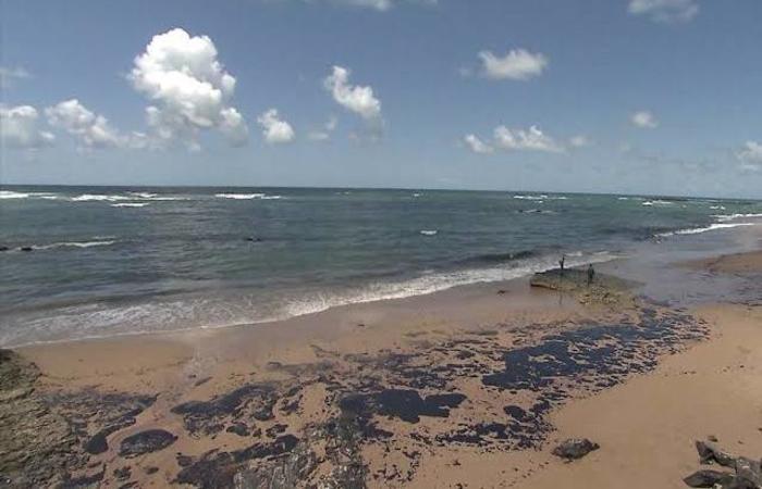 As manchas, parte delas com cerca de 50 centmetros de extenso, comearam a chegar  faixa de areia por volta de 2h. (Foto: Reproduo / TV Globo)