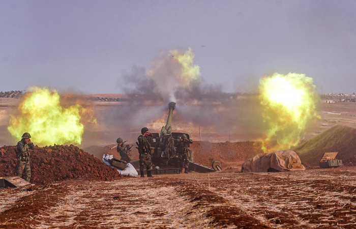 Armas de artilharia do exrcito srio disparando de uma posio em al-Habit, nas margens sul da provncia de Idlib  (Foto: SANA / AFP.)
