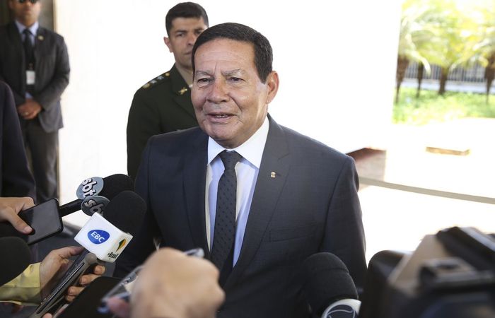 "Uma vez que seja viável, vou conversar com o presidente Bolsonaro e, se for o caso, tomar a decisão", disse o general (Foto: Antonio Cruz/Agência Brasil.) "Uma vez que seja viável, vou conversar com o presidente Bolsonaro e, se for o caso, tomar a decisão", disse o general (Foto: Antonio Cruz/Agência Brasil.)