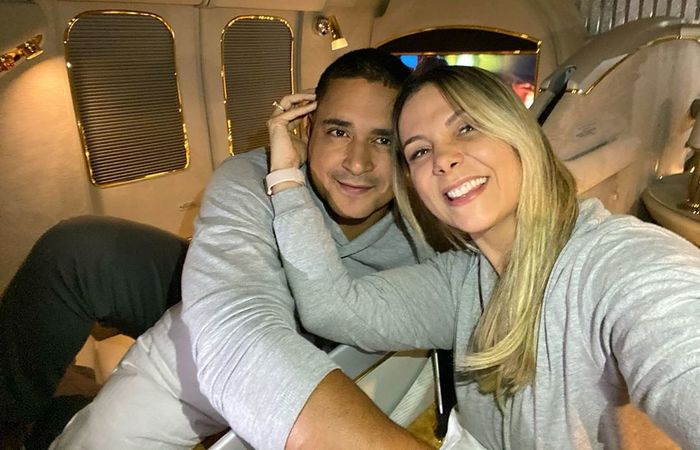 Carla postou o registro enquanto o casal voava em aeronave particular a caminho de Dubai  ((Foto: Instagram/Reproduo).)