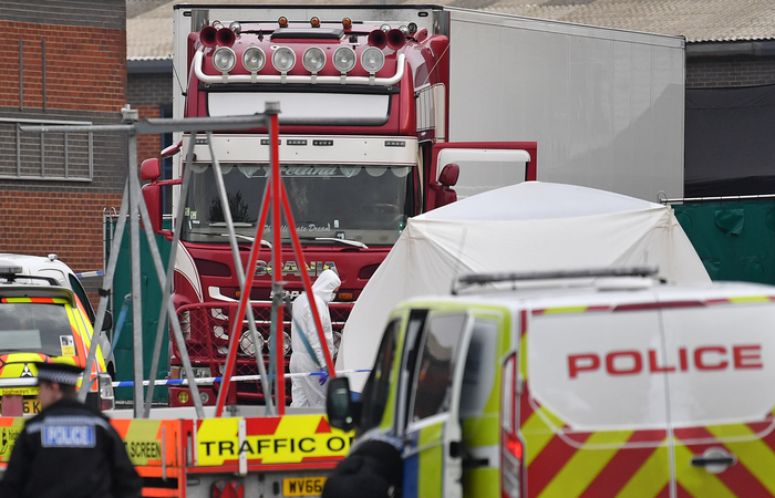 Polcia investiga caminho encontrado com cadveres no Reino Unido nesta quarta-feira (23). (Foto: Ben Stansall/AFP)