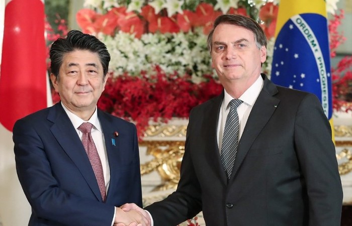 Primeiro ministro do Japo, Shinzo Abe e o presidente da Repblica, Jair Bolsonaro (Japan pool via Jiji Press / JIJI PRESS / AFP)