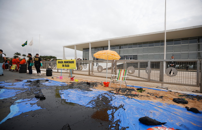 Ambientalistas reclamam de demora em aes para limpar leo nas praias do Nordeste. (Foto: Adriano Machado/Greenpeace)
