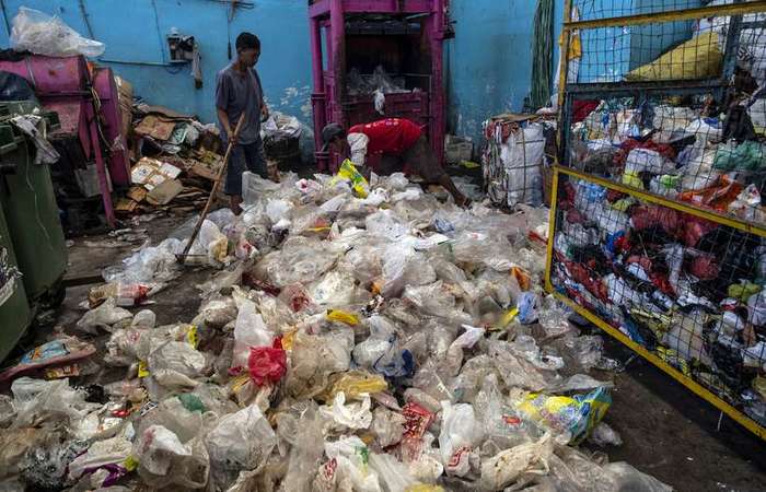 Empresas como Coca-Cola, Nestl e PepsiCo deveriam se responsabilizar pela limpeza de tais resduos plsticos. (Foto: Juni Kriswanto / AFP)