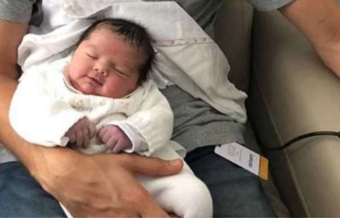 Ator encantou a internet ao postar a primeira foto de sua filha recm-nascida (Reproduo/Instagram)