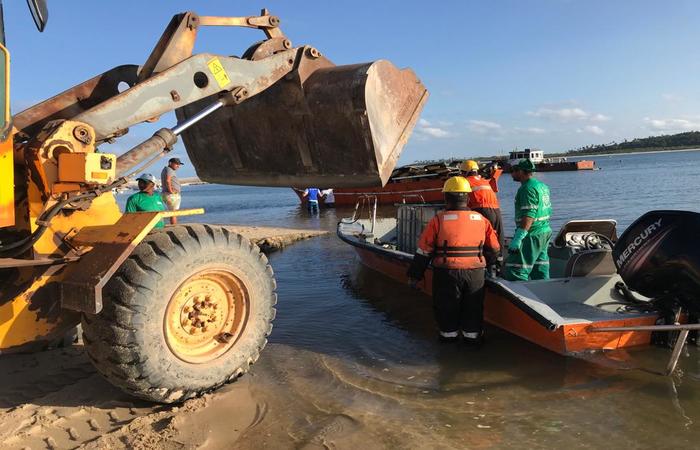 Praia de Suape foi contaminada pelo vazamento do petrleo (Foto: Divulgao)