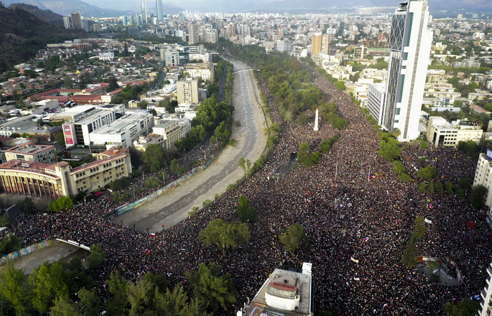 Mais de 820 mil pessoas se reuniram em uma manifestao pacfica na praa Itlia. (Foto: Pedro Ugarte/AFP
)