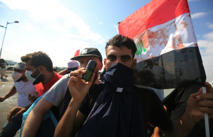Manifestante iraquiano exibe um cartucho de gs lacrimogneo. (Foto: Arquivo/AFP)