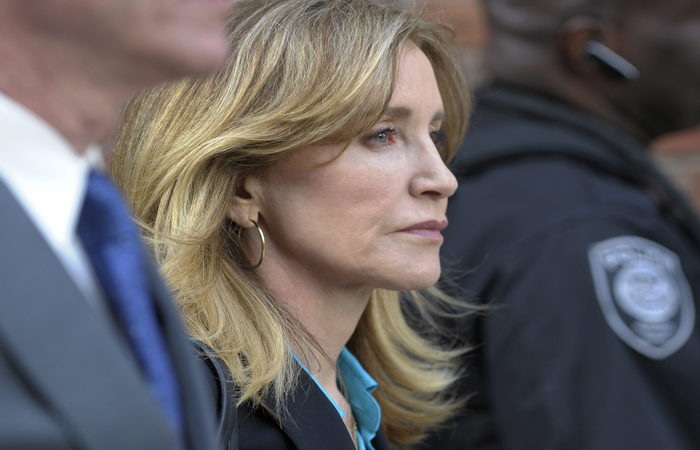 Além dela, outras 51 pessoas foram acusadas de participar do esquema de fraude e suborno para que os filhos pudessem ingressar nas melhores faculdades americanas. (Foto: Joseph Prezioso /AFP
) Além dela, outras 51 pessoas foram acusadas de participar do esquema de fraude e suborno para que os filhos pudessem ingressar nas melhores faculdades americanas. (Foto: Joseph Prezioso /AFP
)