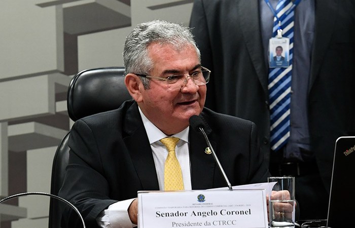 A comissão que Coronel preside é formada por 16 senadores titulares e 16 deputados federais titulares e mesmo número de suplentes. Nela, estão inclusos o senador Flávio (PSL-RJ), como titular, e o deputado Eduardo (PSL-RJ), suplente. (Foto: Geraldo Magela/Agência Senado)