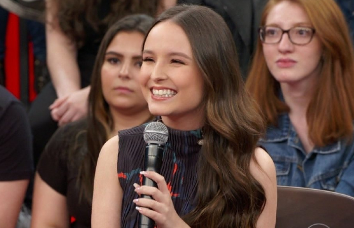 Larissa Manoela esteve no "Altas Horas", da Globo, neste sbado (26). (Foto: Reproduo/Globo)