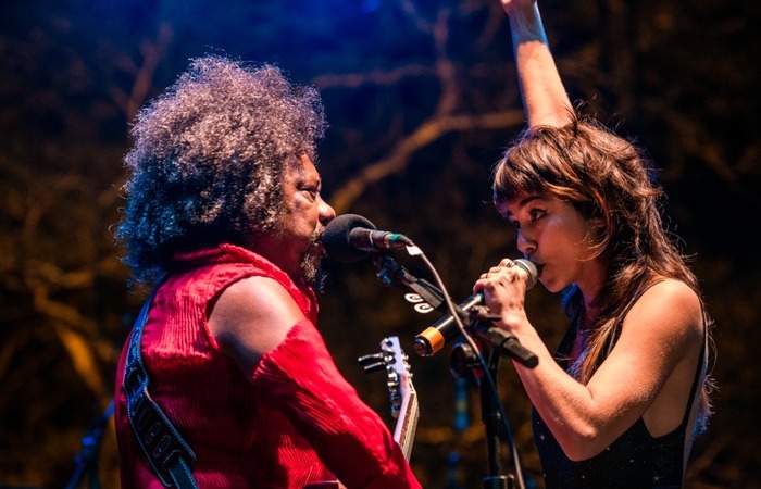 Chico César e Flaira Ferro cantaram juntos Suporte perder e De peito aberto. Foto: Máquina3/Divulgação Chico César e Flaira Ferro cantaram juntos Suporte perder e De peito aberto. Foto: Máquina3/Divulgação