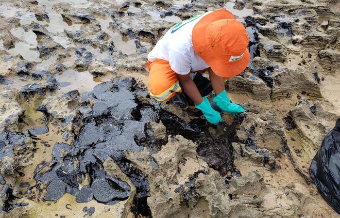 Mais de 1 mil toneladas de resduos oleosos foram recolhidos. (Foto: Divulgao/Agncia Petrobras
)