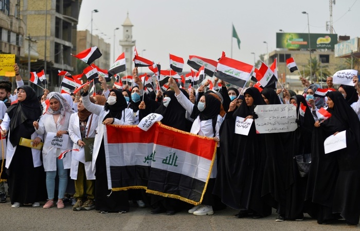 Estudantes iraquianos protestam em Najaf. (Foto: AFP)