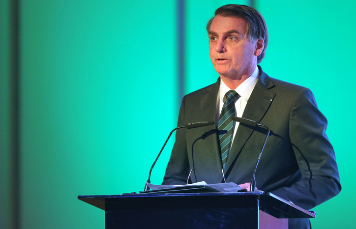 Neste sábado, em Abu Dhabi, o presidente Jair Bolsonaro disse que o governo pretende ainda facilitar a dispensa de servidores públicos. Entretanto, a medida seria adotada apenas para futuros servidores. (Foto: AFP) Neste sábado, em Abu Dhabi, o presidente Jair Bolsonaro disse que o governo pretende ainda facilitar a dispensa de servidores públicos. Entretanto, a medida seria adotada apenas para futuros servidores. (Foto: AFP)