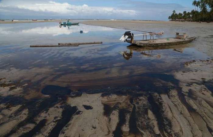 Praias de 92 municpios de nove estados do Nordeste foram afetadas pelo desastre ambiental. Movimentao turstica pode ser comprometida. (Foto: Diego Nigro/SEI)