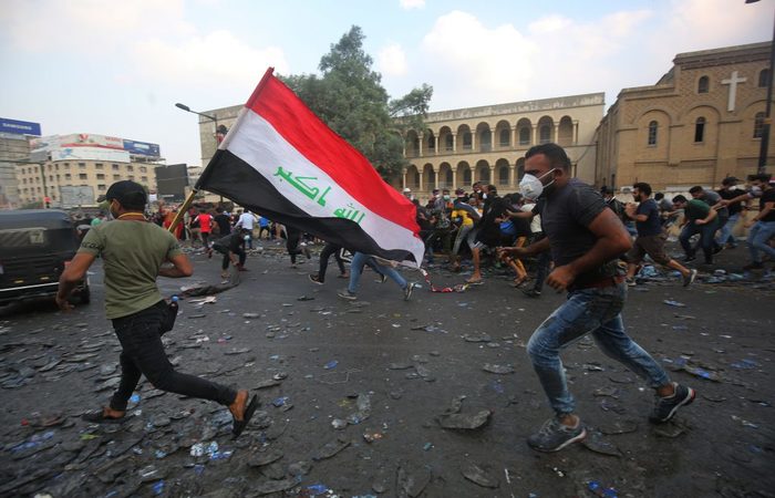 Manifestantes em meio s manifestaes no Iraque. (Foto: AFP)
