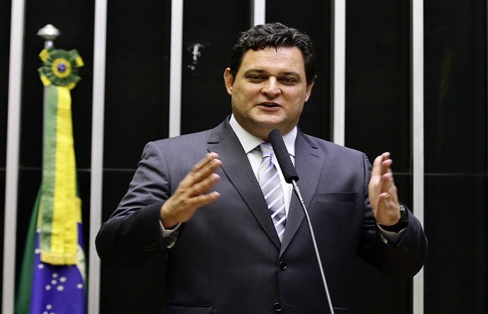 O deputado mantém a previsão de que os contratos precisarão ser ajustados no prazo de um ano caso não prevejam metas para atender 99% da população com água potável e de 90% com coleta e tratamento de esgotos até o fim de 2033 (Câmara dos Deputados/Divulgação ) O deputado mantém a previsão de que os contratos precisarão ser ajustados no prazo de um ano caso não prevejam metas para atender 99% da população com água potável e de 90% com coleta e tratamento de esgotos até o fim de 2033 (Câmara dos Deputados/Divulgação )