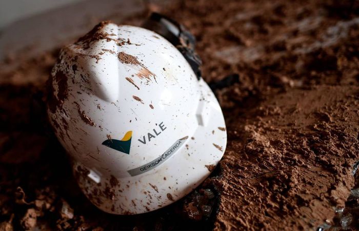 Imagem de um capacete da Vale tirada 20 dias aps a tragdia na mina Crrego do Feijo. (Foto: Douglas Magno/AFP)