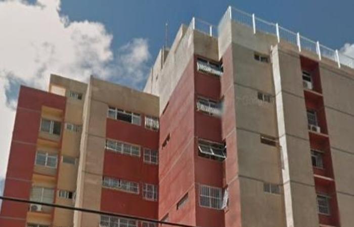 A interdio do prdio ocorre 16 dias depois que o edifcio residencial Andrea, localizado no bairro Dionsio Torres, desabou matando nove pessoas.  (Foto: Reproduo )