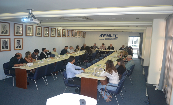 Representantes da Ademi-PE e da Aripe se reuniram para analisar o setor.  (Foto: Ademi/Divulgao)