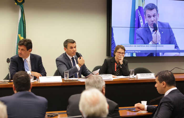 Deputado Felipe Carreras (PSB) apresentou os dados aos Ministros da Sade e Agricultura em audincia pblica. Foto: 