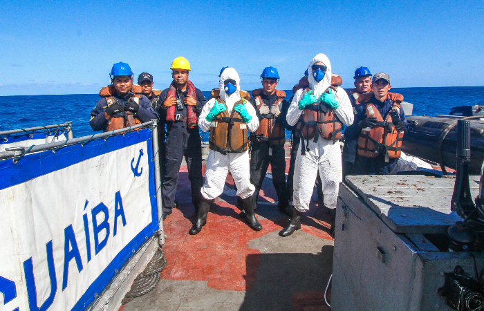 Equipe do navio-patrulha Guaba pronta para entrar no mar. (Foto: Leandro de Santana/Esp. DP.)