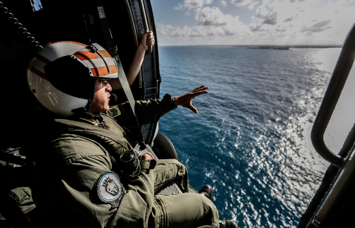 Duas vezes ao dia, o helicptero da Marinha realiza sobrevoos pelo litoral pernambucano. (Foto: Paulo Paiva/DP.)