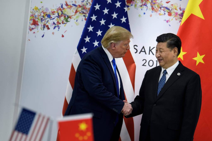 Donald Trump e Xi Jinping durante encontro no G20. (Foto: Brendan Smialowski/AFP.)