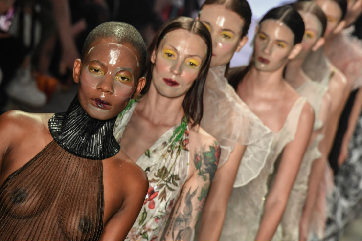 Desfile de Lino Villaventura foi um dos que contou com participao do pernambucano nos bastidores. Foto: Nelson Almeida/AFP