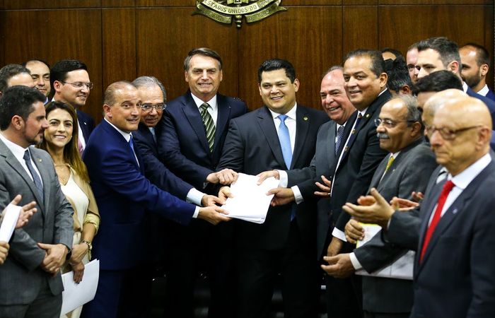 O presidente Jair Bolsonaro, o ministro da Economia, Paulo Guedes, e o ministro da Casa Civil, Onyx Lorenzoni, entregam o Plano mais Brasil - Transformao do Estado ao presidente do Congresso Nacional, Davi Alcolumbre. (Foto: Marcelo Camargo/Agncia Brasil )