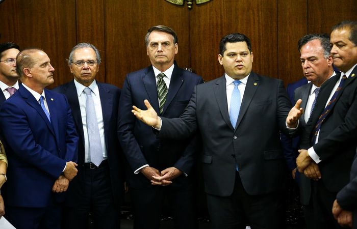 O presidente Jair Bolsonaro, o ministro da Economia, Paulo Guedes, e o ministro da Casa Civil, Onyx Lorenzoni, entregam o Plano mais Brasil %u2013 Transformação do Estado ao presidente do Congresso Nacional, Davi Alcolumbre (Foto: Marcelo Camargo/Agência Brasi)