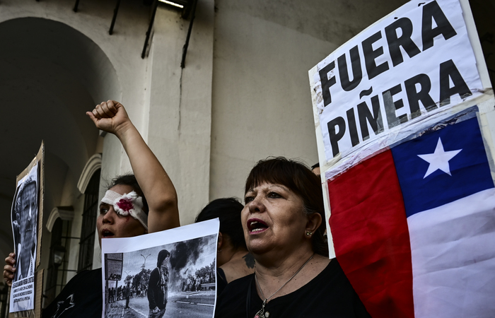 As pessoas participam de uma manifestao contra o presidente chileno Sebastian Piera em Buenos Aires nesta tera-feira (5) (Foto: RONALDO SCHEMIDT / AFP)