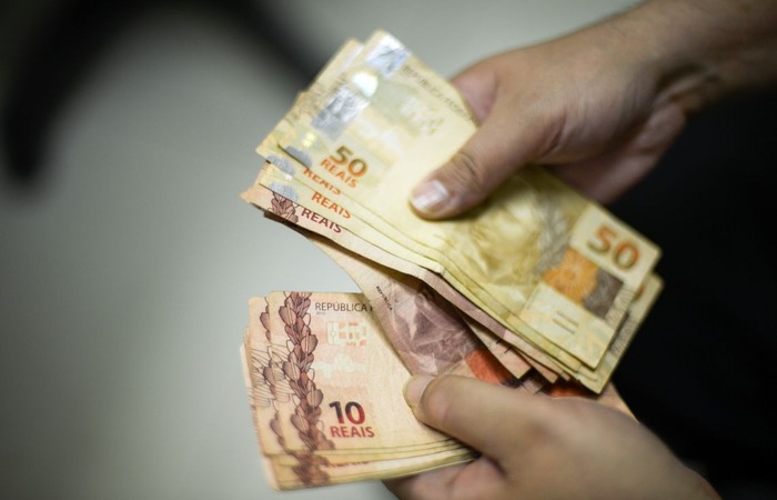 Os cotistas que se enquadram nas condições, mas que já retiraram os R$ 500 neste ano, poderão pedir o restante depois que a matéria for aprovada pelo Congresso e sancionada pelo presidente Jair Bolsonaro. (Foto: Marcello Casal Jr./Agência Brasil) Os cotistas que se enquadram nas condições, mas que já retiraram os R$ 500 neste ano, poderão pedir o restante depois que a matéria for aprovada pelo Congresso e sancionada pelo presidente Jair Bolsonaro. (Foto: Marcello Casal Jr./Agência Brasil)