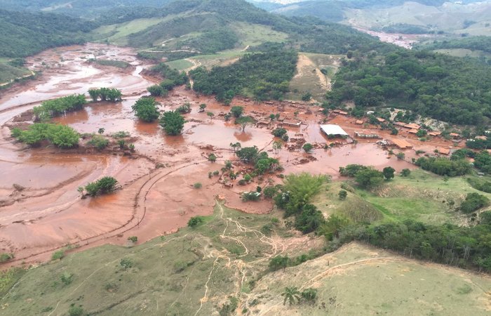 Barragem pertencente à mineradora Samarco se rompeu no distrito de Bento Rodrigues, zona rural a 23 quilômetros de Mariana, em Minas Gerais. (Foto: Corpo de Bombeiros (MG)/Divulgação)