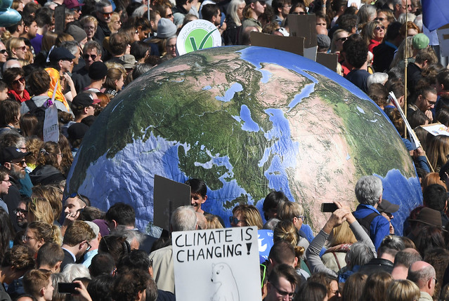 Manifestantes reivindicam medidas concretas para combater o aquecimento global e para frear as emissões de CO2. (Foto: Christof Stache/AFP)