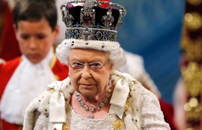 Um porta-voz do Palcio de Buckingham confirmou a informao ao jornal: " medida que novas roupas sejam desenhadas para a rainha, qualquer pelo usado ser falso". (Foto: Suzanne Plunkett/AFP)