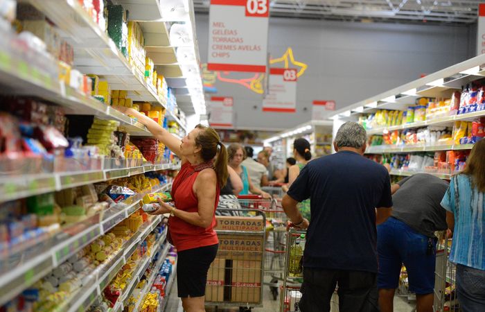 De acordo com a Abras, as vendas deverão continuar em alta nos últimos meses do ano em razão das ofertas da promoção Black Friday e da antecipação do pagamento do FGTS. (Foto: Tânia Rêgo / Agência Brasil) De acordo com a Abras, as vendas deverão continuar em alta nos últimos meses do ano em razão das ofertas da promoção Black Friday e da antecipação do pagamento do FGTS. (Foto: Tânia Rêgo / Agência Brasil)