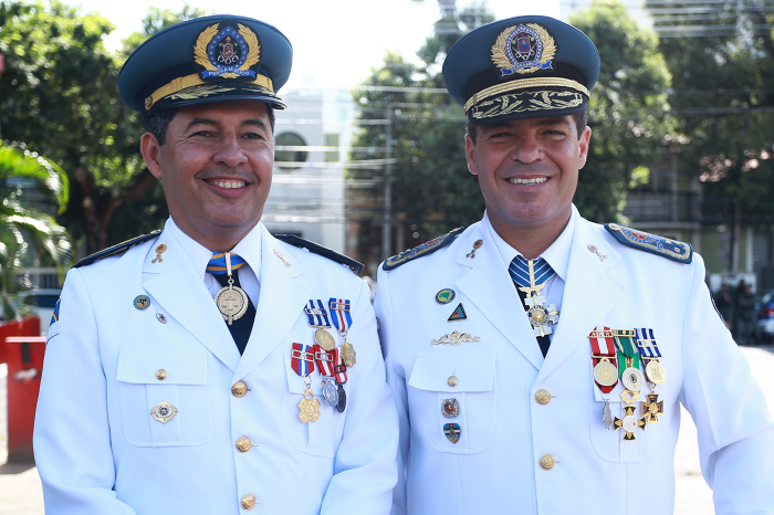 Transmissão de cargo do coronel Manoel Cunha (dir.) para o coronel Rogério Coutinho. (Foto: Hélia Scheppa/SEI)