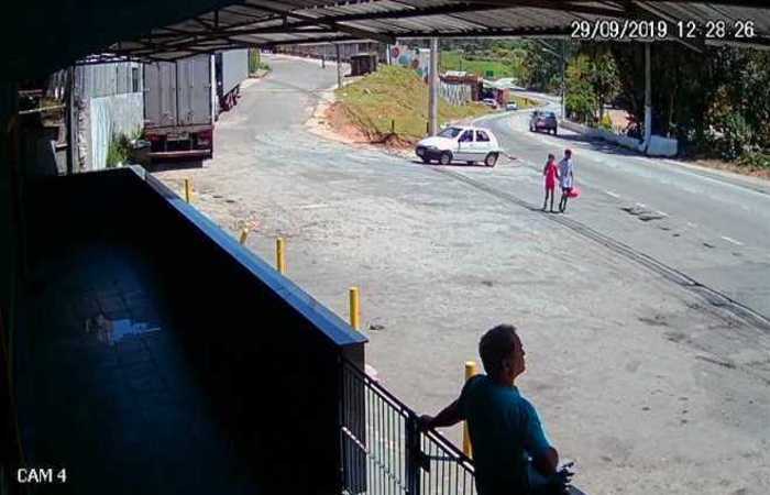 Imagens de uma cmera de monitoramento mostram Rassa e o adolescente andando de mos dadas momentos antes de a criana ser assassinada (Foto: Reproduo )