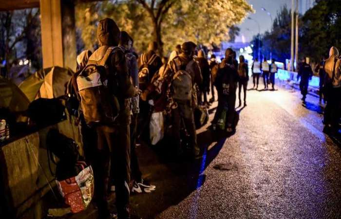 Quase 600 policiais participaram na operao de retirada dos migrantes, que viviam em barracas nas ruas e forma levados de nibus para abrigos temporrios
 (foto: Martim Bureau / AFP)