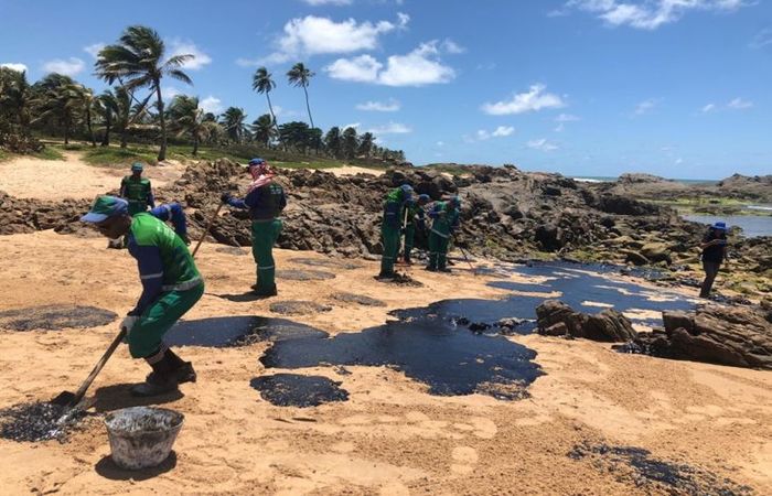 Agentes da Prefeitura de Salvador atuando para a retirada de manchas de leo na Pedra do Sal, em Itapu  (Foto: Divulgao / Prefeitura de Salvador)