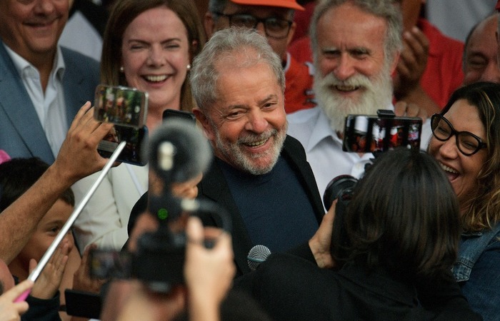 Lula saiu da sede da PF às 17h42 - pouco mais de uma hora depois da expedição do alvará de soltura pelo juiz Danilo Pereira Júnior, da 12ª Vara Federal de Curitiba (Foto: AFP )