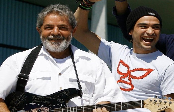Em publicação no Twitter, o ator e produtor mexicano publicou uma foto ao lado do ex-presidente Lula (Foto: Instagram/Reprodução ) Em publicação no Twitter, o ator e produtor mexicano publicou uma foto ao lado do ex-presidente Lula (Foto: Instagram/Reprodução )