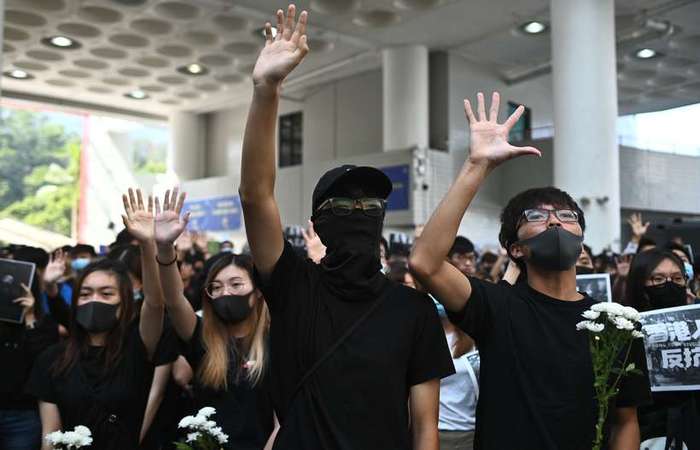 O jovem foi encontrado em uma poça de sangue em um estacionamento onde pouco antes havia ocorrido um confronto (Foto: Philip Fong / AFP) O jovem foi encontrado em uma poça de sangue em um estacionamento onde pouco antes havia ocorrido um confronto (Foto: Philip Fong / AFP)