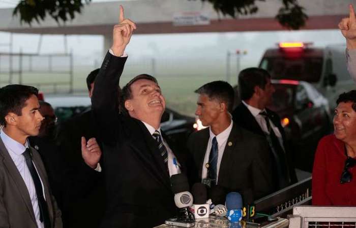 Bolsonaro conversa com militantes na porta do Alvorada, no sbado: presidente discute amanh com a cpula governista o novo partido (Antonio Cruz/Agncia Brasil )